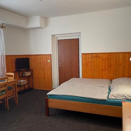 Garsoniera V Roddinem Dome Pensionat Dubice Exteriör bild