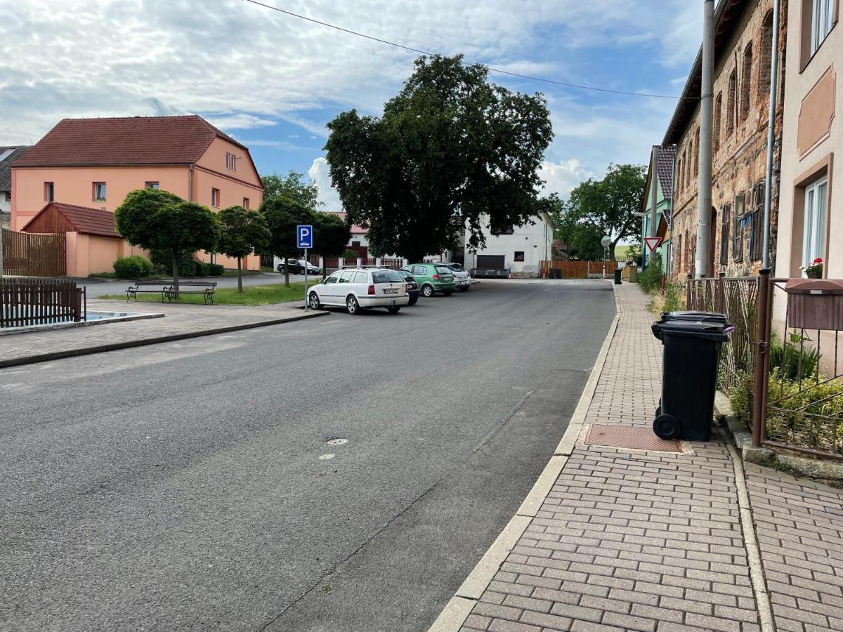 Garsoniera V Roddinem Dome Pensionat Dubice Exteriör bild