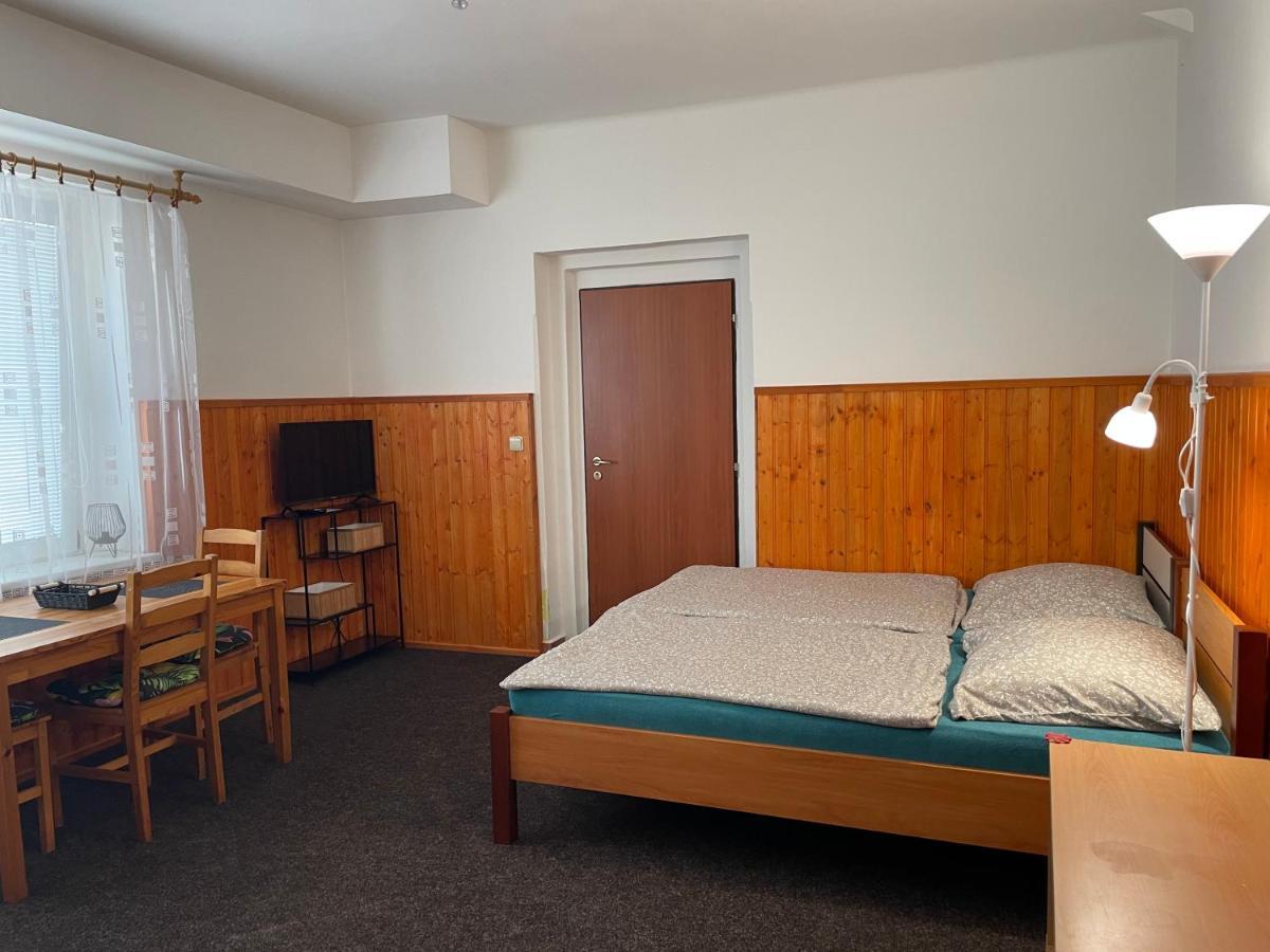 Garsoniera V Roddinem Dome Pensionat Dubice Exteriör bild